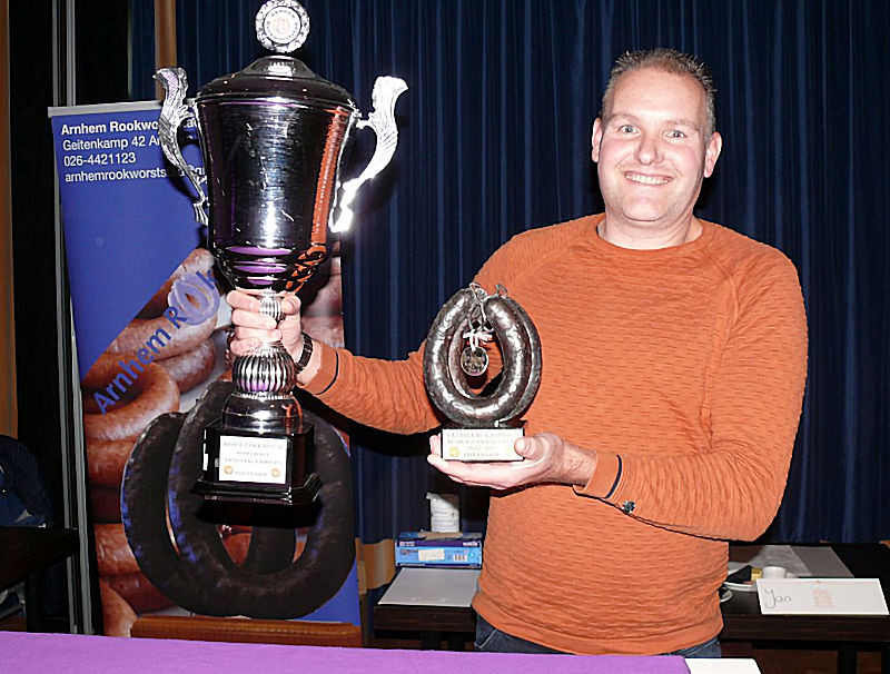 Bronzen rookworst naar Soest
